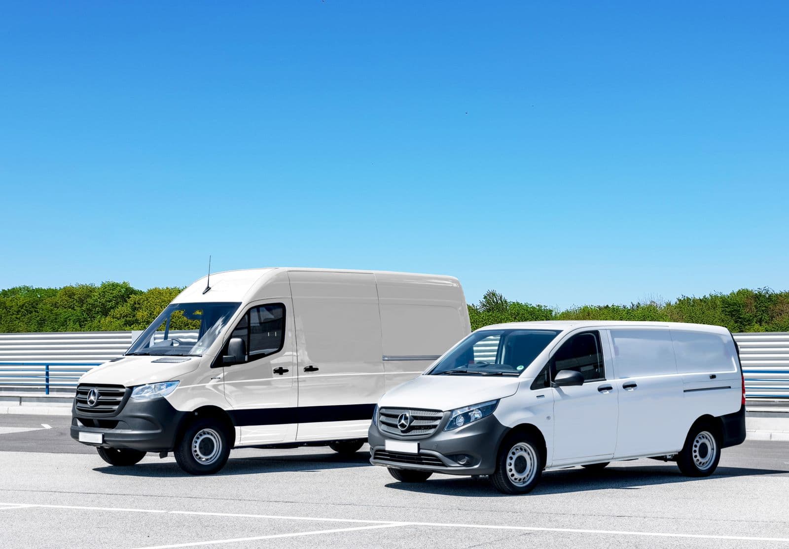 Zwei weiße Transporter einer Firmenflotte auf einem Parkplatz