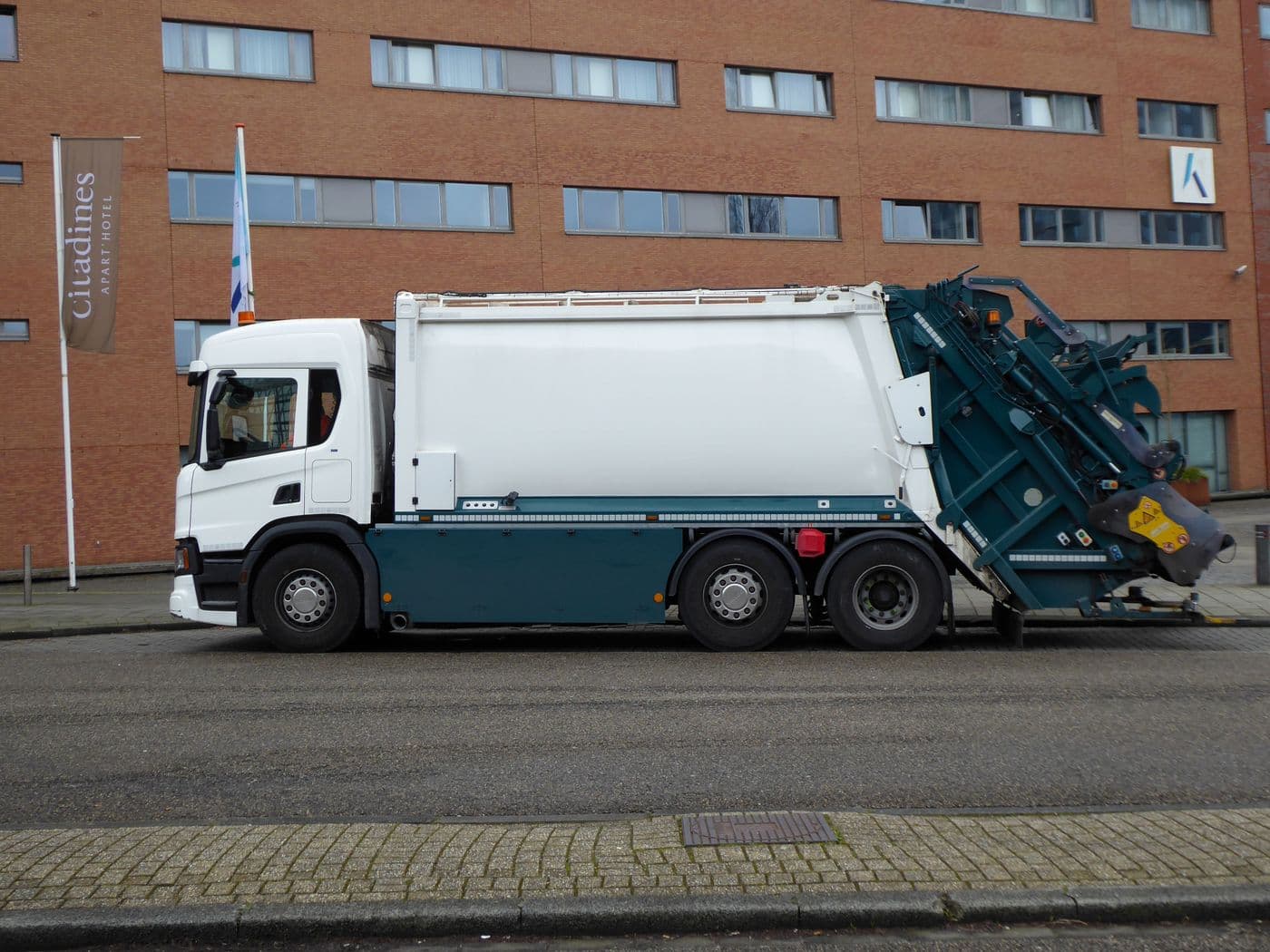 Kommunales Nutzfahrzeug am Straßenrand