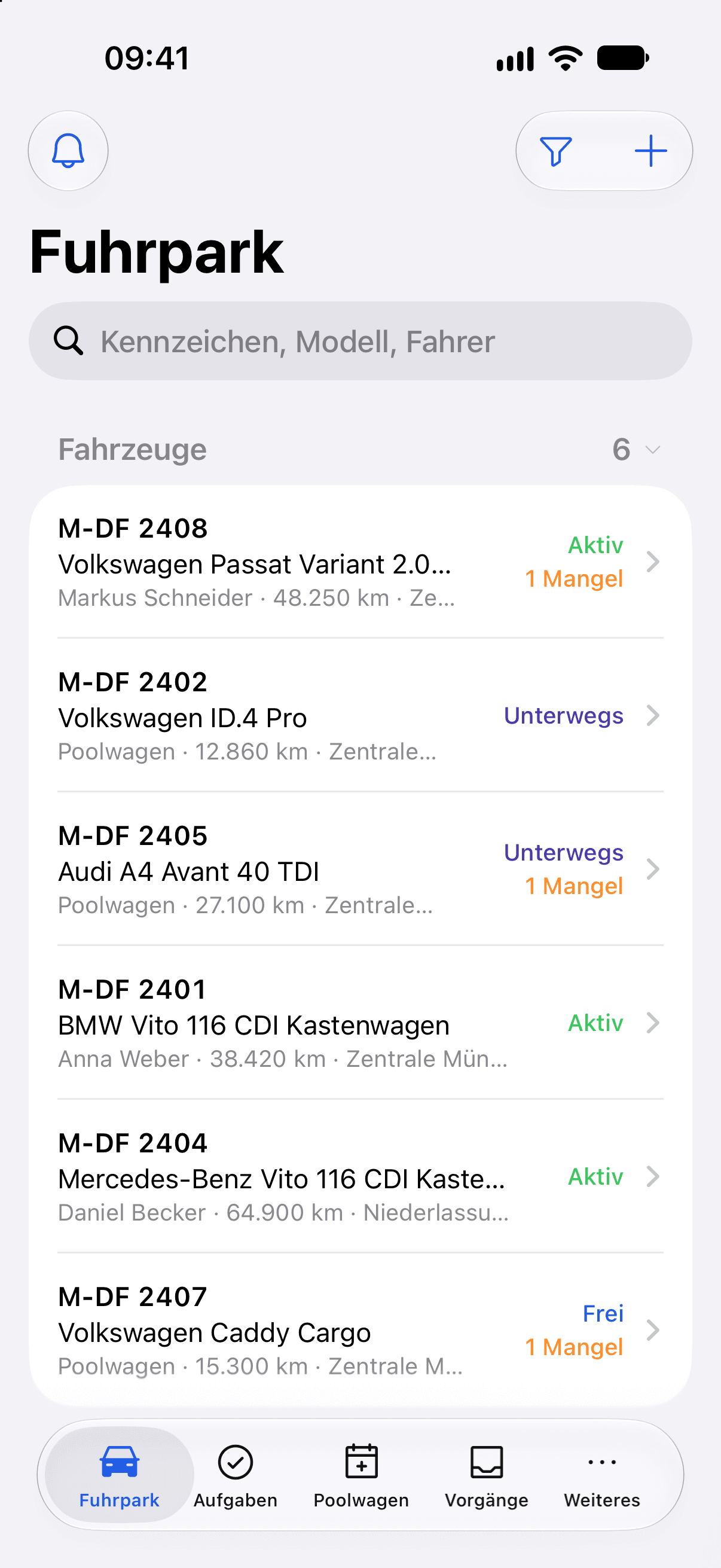 Native DocuFleet-iPhone-App: Fuhrparkübersicht mit Fahrzeugsuche, Zuordnung und Status. Beispieldaten.